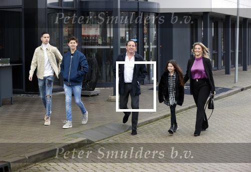 Vinkeveen 12 december 2020
Robert leroy vertrekt bij the Harbour Club in Vinkeveen met zijn vriendin Jaimie de Boer en zijn kinderen.