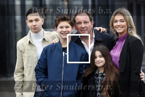 Vinkeveen 12 december 2020
Robert leroy vertrekt bij the Harbour Club in Vinkeveen met zijn vriendin Jaimie de Boer en zijn kinderen.