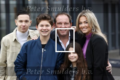 Vinkeveen 12 december 2020
Robert leroy vertrekt bij the Harbour Club in Vinkeveen met zijn vriendin Jaimie de Boer en zijn kinderen.