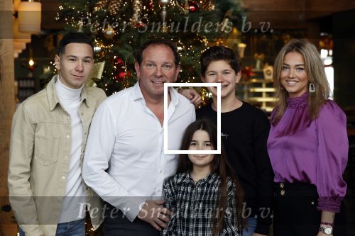 Vinkeveen 12 december 2020
Robert leroy vertrekt bij the Harbour Club in Vinkeveen met zijn vriendin Jaimie de Boer en zijn kinderen.