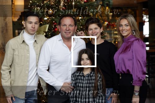 Vinkeveen 12 december 2020
Robert leroy vertrekt bij the Harbour Club in Vinkeveen met zijn vriendin Jaimie de Boer en zijn kinderen.