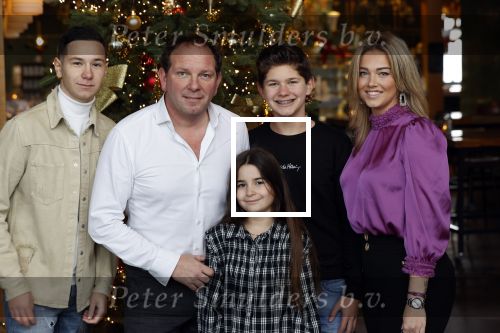 Vinkeveen 12 december 2020
Robert leroy vertrekt bij the Harbour Club in Vinkeveen met zijn vriendin Jaimie de Boer en zijn kinderen.