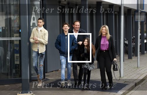 Vinkeveen 12 december 2020
Robert leroy vertrekt bij the Harbour Club in Vinkeveen met zijn vriendin Jaimie de Boer en zijn kinderen.