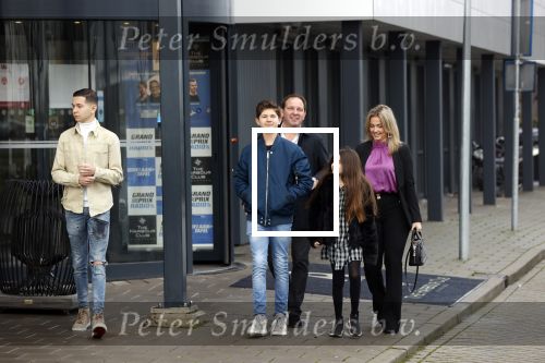 Vinkeveen 12 december 2020
Robert leroy vertrekt bij the Harbour Club in Vinkeveen met zijn vriendin Jaimie de Boer en zijn kinderen.