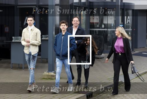 Vinkeveen 12 december 2020
Robert leroy vertrekt bij the Harbour Club in Vinkeveen met zijn vriendin Jaimie de Boer en zijn kinderen.