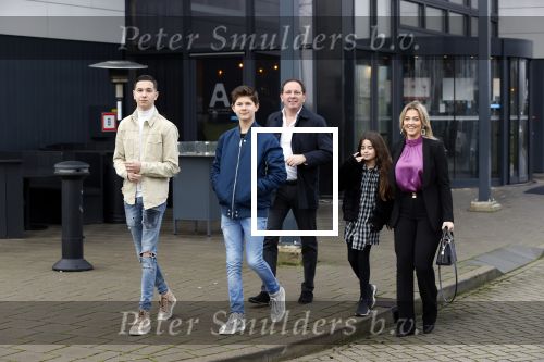 Vinkeveen 12 december 2020
Robert leroy vertrekt bij the Harbour Club in Vinkeveen met zijn vriendin Jaimie de Boer en zijn kinderen.