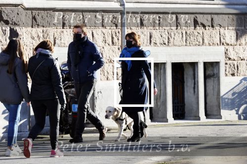 Amsterdam 5 december 2020
Robert ten Brink en zijn vrouw Roos wandelen met hun hond met mondkapjes