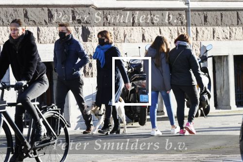 Amsterdam 5 december 2020
Robert ten Brink en zijn vrouw Roos wandelen met hun hond met mondkapjes