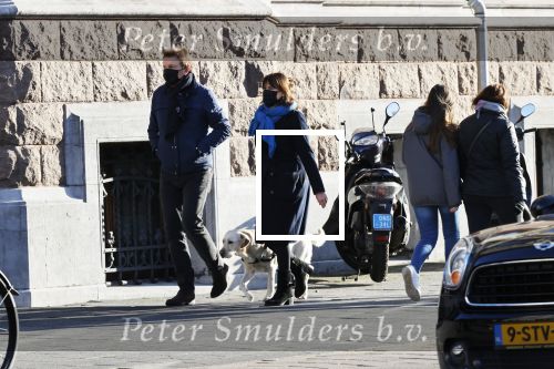 Amsterdam 5 december 2020
Robert ten Brink en zijn vrouw Roos wandelen met hun hond met mondkapjes