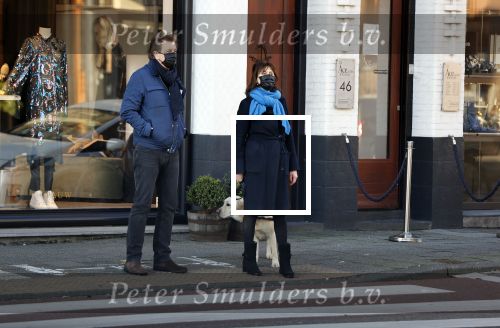 Amsterdam 5 december 2020
Robert ten Brink en zijn vrouw Roos wandelen met hun hond met mondkapjes