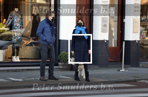 Amsterdam 5 december 2020
Robert ten Brink en zijn vrouw Roos wandelen met hun hond met mondkapjes