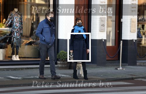 Amsterdam 5 december 2020
Robert ten Brink en zijn vrouw Roos wandelen met hun hond met mondkapjes