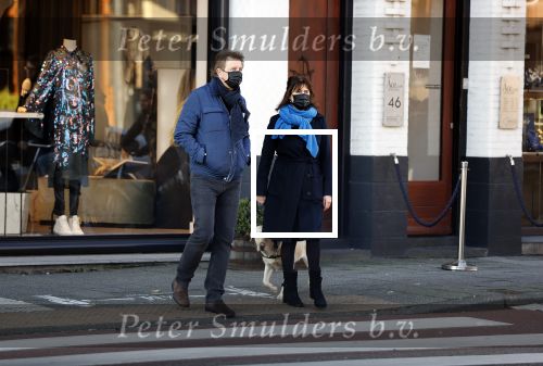 Amsterdam 5 december 2020
Robert ten Brink en zijn vrouw Roos wandelen met hun hond met mondkapjes