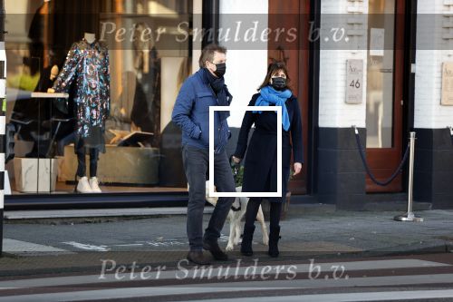 Amsterdam 5 december 2020
Robert ten Brink en zijn vrouw Roos wandelen met hun hond met mondkapjes