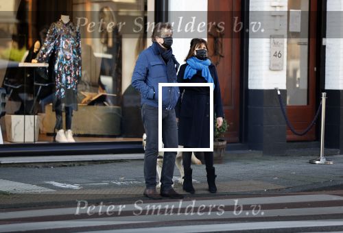 Amsterdam 5 december 2020
Robert ten Brink en zijn vrouw Roos wandelen met hun hond met mondkapjes