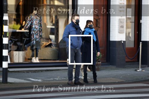 Amsterdam 5 december 2020
Robert ten Brink en zijn vrouw Roos wandelen met hun hond met mondkapjes