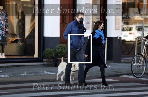 Amsterdam 5 december 2020
Robert ten Brink en zijn vrouw Roos wandelen met hun hond met mondkapjes