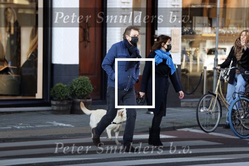 Amsterdam 5 december 2020
Robert ten Brink en zijn vrouw Roos wandelen met hun hond met mondkapjes
