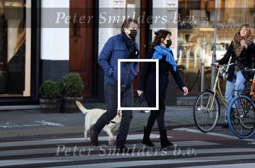 Amsterdam 5 december 2020
Robert ten Brink en zijn vrouw Roos wandelen met hun hond met mondkapjes