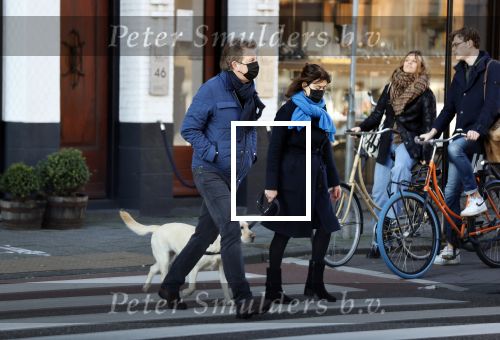 Amsterdam 5 december 2020
Robert ten Brink en zijn vrouw Roos wandelen met hun hond met mondkapjes