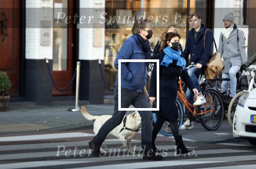 Amsterdam 5 december 2020
Robert ten Brink en zijn vrouw Roos wandelen met hun hond met mondkapjes