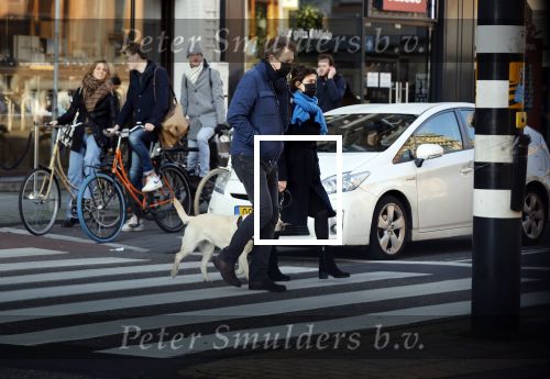 Amsterdam 5 december 2020
Robert ten Brink en zijn vrouw Roos wandelen met hun hond met mondkapjes