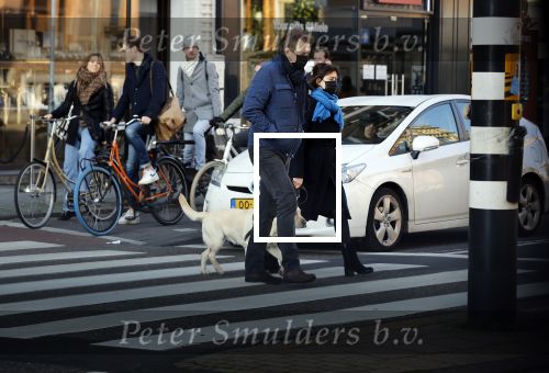 Amsterdam 5 december 2020
Robert ten Brink en zijn vrouw Roos wandelen met hun hond met mondkapjes