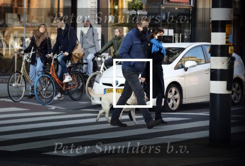 Amsterdam 5 december 2020
Robert ten Brink en zijn vrouw Roos wandelen met hun hond met mondkapjes