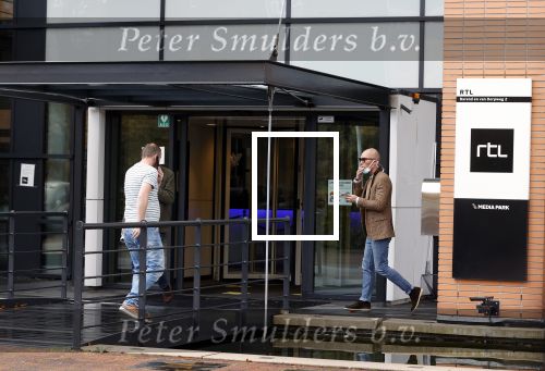 Den Haag Schiphol en Hilversum
Frank Jansen en zijn partneer Rogier Smit rijden van hun huis in Den Haag naar RTL in Hilversum waar ze een gesprek hebben met Peter v d Vorst van RTL