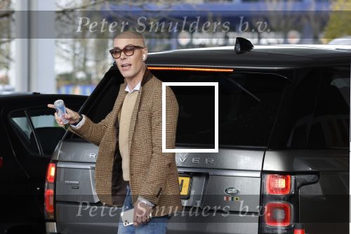 Den Haag Schiphol en Hilversum
Frank Jansen en zijn partneer Rogier Smit rijden van hun huis in Den Haag naar RTL in Hilversum waar ze een gesprek hebben met Peter v d Vorst van RTL