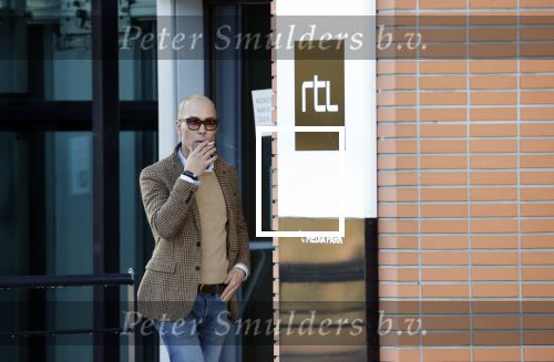 Den Haag Schiphol en Hilversum
Frank Jansen en zijn partneer Rogier Smit rijden van hun huis in Den Haag naar RTL in Hilversum waar ze een gesprek hebben met Peter v d Vorst van RTL