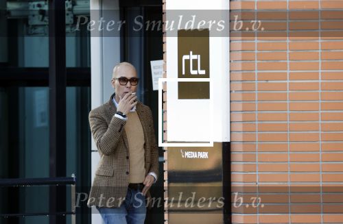 Den Haag Schiphol en Hilversum
Frank Jansen en zijn partneer Rogier Smit rijden van hun huis in Den Haag naar RTL in Hilversum waar ze een gesprek hebben met Peter v d Vorst van RTL