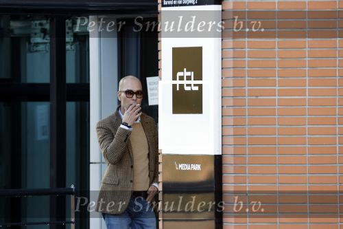 Den Haag Schiphol en Hilversum
Frank Jansen en zijn partneer Rogier Smit rijden van hun huis in Den Haag naar RTL in Hilversum waar ze een gesprek hebben met Peter v d Vorst van RTL