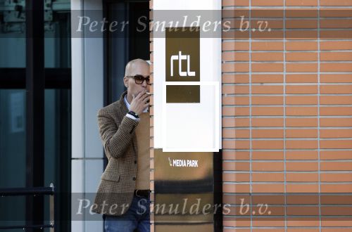 Den Haag Schiphol en Hilversum
Frank Jansen en zijn partneer Rogier Smit rijden van hun huis in Den Haag naar RTL in Hilversum waar ze een gesprek hebben met Peter v d Vorst van RTL