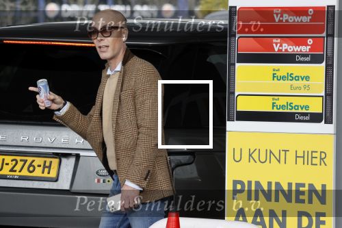 Den Haag Schiphol en Hilversum
Frank Jansen en zijn partneer Rogier Smit rijden van hun huis in Den Haag naar RTL in Hilversum waar ze een gesprek hebben met Peter v d Vorst van RTL