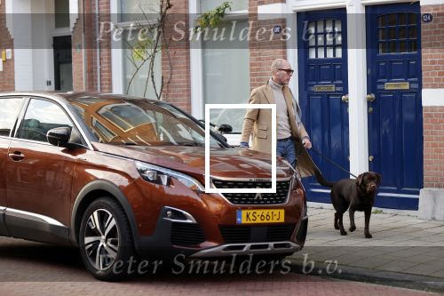 Den Haag 28 november 2020
Rogier Smit komt aanlopen met zijn hond bij zijn huis . Jeffrey Lake is bij hem aan het klussen