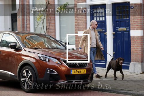 Den Haag 28 november 2020
Rogier Smit komt aanlopen met zijn hond bij zijn huis . Jeffrey Lake is bij hem aan het klussen