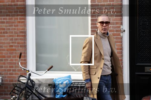 Den Haag 28 november 2020
Rogier Smit komt aanlopen met zijn hond bij zijn huis . Jeffrey Lake is bij hem aan het klussen
