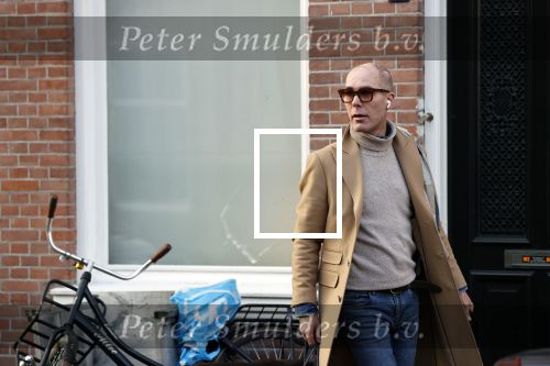 Den Haag 28 november 2020
Rogier Smit komt aanlopen met zijn hond bij zijn huis . Jeffrey Lake is bij hem aan het klussen