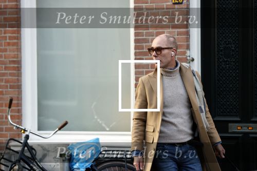 Den Haag 28 november 2020
Rogier Smit komt aanlopen met zijn hond bij zijn huis . Jeffrey Lake is bij hem aan het klussen