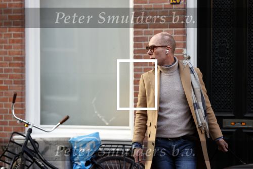 Den Haag 28 november 2020
Rogier Smit komt aanlopen met zijn hond bij zijn huis . Jeffrey Lake is bij hem aan het klussen