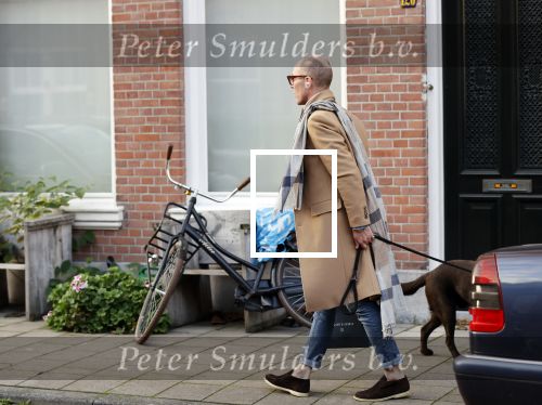 Den Haag 28 november 2020
Rogier Smit komt aanlopen met zijn hond bij zijn huis . Jeffrey Lake is bij hem aan het klussen