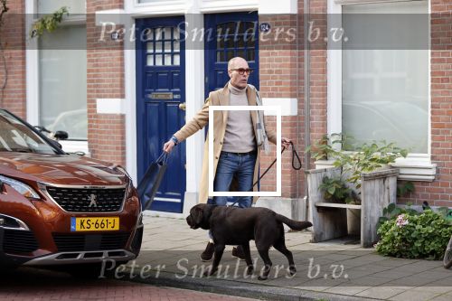 Den Haag 28 november 2020
Rogier Smit komt aanlopen met zijn hond bij zijn huis . Jeffrey Lake is bij hem aan het klussen
