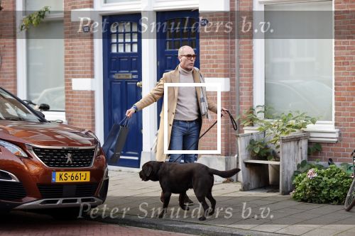 Den Haag 28 november 2020
Rogier Smit komt aanlopen met zijn hond bij zijn huis . Jeffrey Lake is bij hem aan het klussen