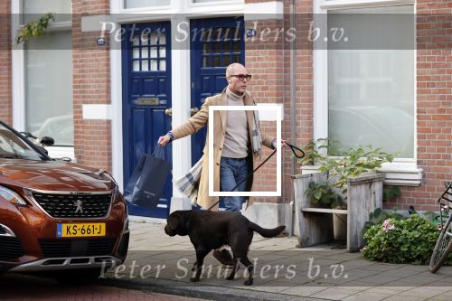 Den Haag 28 november 2020
Rogier Smit komt aanlopen met zijn hond bij zijn huis . Jeffrey Lake is bij hem aan het klussen