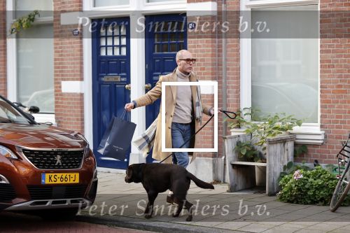 Den Haag 28 november 2020
Rogier Smit komt aanlopen met zijn hond bij zijn huis . Jeffrey Lake is bij hem aan het klussen