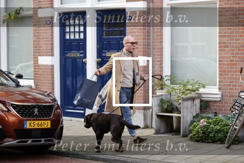 Den Haag 28 november 2020
Rogier Smit komt aanlopen met zijn hond bij zijn huis . Jeffrey Lake is bij hem aan het klussen