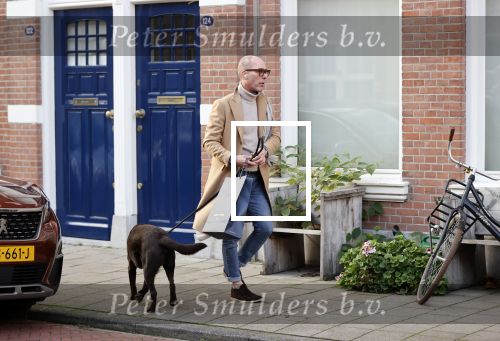 Den Haag 28 november 2020
Rogier Smit komt aanlopen met zijn hond bij zijn huis . Jeffrey Lake is bij hem aan het klussen