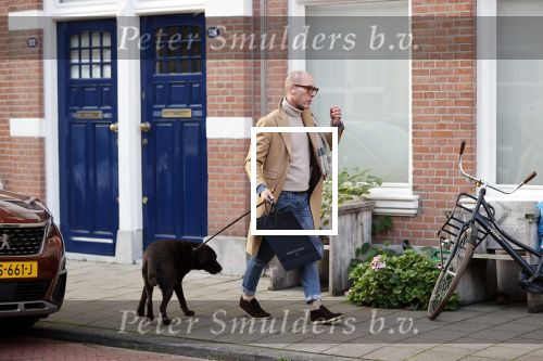 Den Haag 28 november 2020
Rogier Smit komt aanlopen met zijn hond bij zijn huis . Jeffrey Lake is bij hem aan het klussen