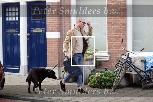 Den Haag 28 november 2020
Rogier Smit komt aanlopen met zijn hond bij zijn huis . Jeffrey Lake is bij hem aan het klussen